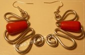 Orecchini in wire con perlina rossa