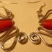 Orecchini in wire con perlina rossa