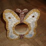 Specchio a forma di farfalla decorato con tessere di marmo con taglio a spacco