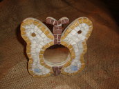 Specchio a forma di farfalla decorato con tessere di marmo con taglio a spacco
