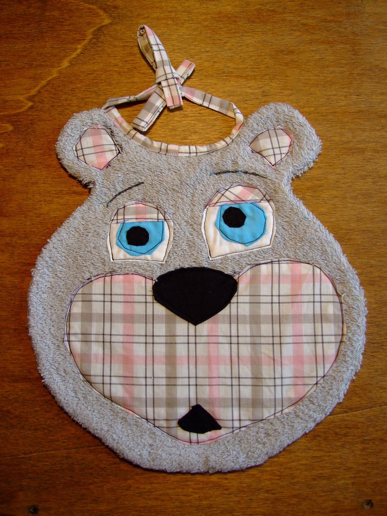 Porta Pigiama Orso Con Bavaglino Decorativo In Tela Aida