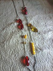 collana bigiotteria colore argento con pietre rosse e gialle