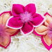 Bomboniera in feltro 'fuxia' a forma di fiore: contiene 5 confetti all'interno dei suoi petali