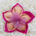 Bomboniera in feltro 'cipria' a forma di fiore: contiene 5 confetti all'interno dei suoi petali
