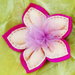 Bomboniera in feltro 'cipria' a forma di fiore: contiene 5 confetti all'interno dei suoi petali