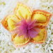 Bomboniera in feltro giallo a forma di fiore: contiene 5 confetti all'interno dei suoi petali