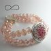 Bracciale a filo doppio con pietre sfaccettate rosa e inserto in metallo con strass