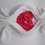 Coperta Bianca con Cuore di 37 Rose Fucsia per Neonata ad Uncinetto in Morbidissimo Cotone Naturale Italiano, 68X73 cm, Ottimo Regalo