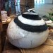 Vaso tondo in ceramica raku bianco e nero fatto a mano