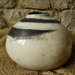 Vaso tondo in ceramica raku bianco e nero fatto a mano