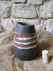 Vaso cono in ceramica raku rosso, bianco e nero fatto a mano