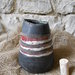Vaso cono in ceramica raku rosso, bianco e nero fatto a mano