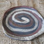 piatto in ceramica raku rosso, bianco e nero fatto a mano
