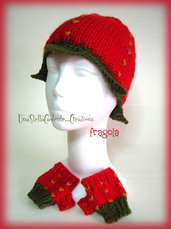 Cappello e guanti - "Fragola" - Completo di accessori di lana, fatto a mano, ai ferri.