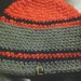 cappello da uomo e donna a righe grige rosse e blu fatto a mano all'uncinetto C013