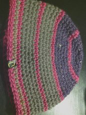 cappello in lana viola a righe  da donna e ragazza fatto a mano all'uncinetto C026