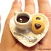 Anello con piattino in ceramica a forma di cuore, con tazzina di caffè, cucchiaino e biscotti realizzati in fimo