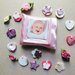 Cornice porta foto in raso rosa: bomboniere per piccole principesse con rosellina bianca!