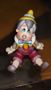 Pinocchio fatto totalmente in mano con pasta di mais.