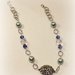 Collana con catena, argentone, perle in vetro e cristalli azzurro/blu