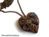 collana in bronzo con cuore steampunk  creato a mano in fimo con ingranaggio orologio