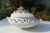 Soprammobile in ceramica bianca e motivi floreali vintage