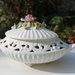Soprammobile in ceramica bianca e motivi floreali vintage