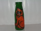bottiglia con decoro di stoffa raffigurante una gatta 