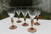 Bicchieri a calice in vetro lavorato e stelo color ambra