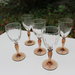 Bicchieri a calice in vetro lavorato e stelo color ambra