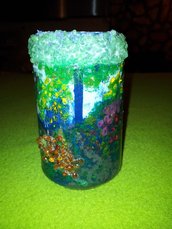 vaso di vetro dipinto e raffigurante un sottobosco