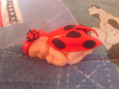 Bebè fimo con vestito coccinella - bomboniere,regalo,nascita,battesimo
