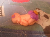 Bebè fimo con fiore lilla - bomboniere,regalo,nascita,battesimo