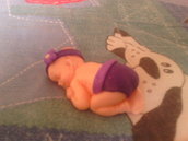 Bebè fimo con fiore viola - bomboniere,regalo,nascita,battesimo
