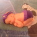 Bebè fimo con fiore viola - bomboniere,regalo,nascita,battesimo