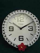 orologio da parete rivestito ad uncinetto