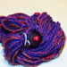 Sciarpa in lana, viola e rossa con bottone in resina