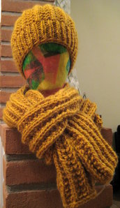 Coordinato sciarpa e cappello color senape