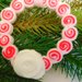 Decorazione natalizia a ghirlanda bianca e rossa con fiorellino bianco