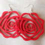 Orecchini pendenti fatti a mano con feltro rosso a forma di rosa,idea regalo S Valentino.