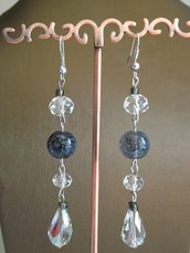Orecchini pendenti con perle in vetro e cristallo sui toni del grigio e trasparente
