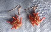 Orecchini in bronzo e corallo rosso.