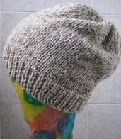 Cappello in lana color panna e grigio/lamè lavorato ai ferri