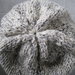 Cappello in lana color panna e grigio/lamè lavorato ai ferri