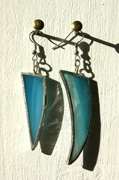 coppia di orecchini in vetro colorato