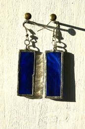 coppia di orecchini in vetro colorato