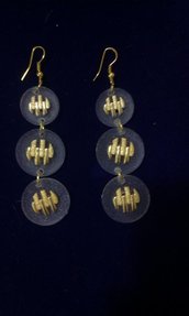 orecchini pendenti realizati con bottoni,colore bianco e oro,