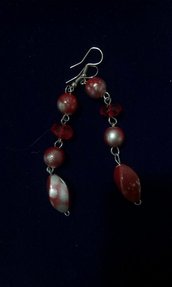 orecchini pendenti realisati con perline colore roso e argento