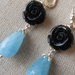 Orecchini pendenti  fatti a mano con rose nere in resina e gocce azzurre in pietra dura, idea regalo.