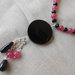 Collana fatta a mano con pietre dure  rosa e nere e grosso centrale rotondo in agata nera, idea regalo.